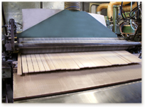 máquina durante el corte de listones de madera para cama
